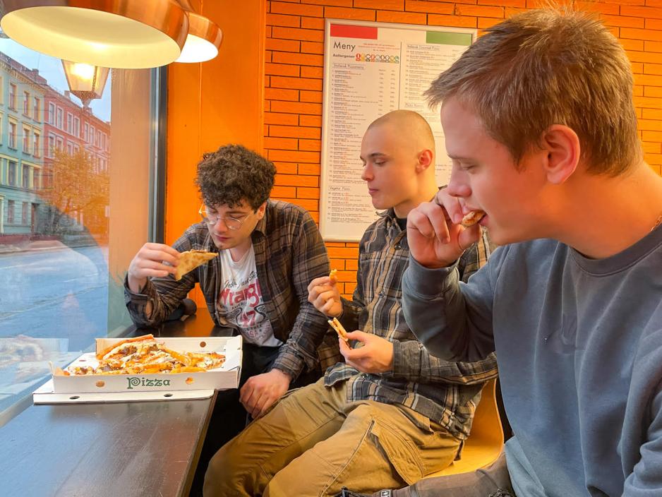 David Koshti (19), Eirik Bell-Mathisen (19) og Erik Kaknes (19) skryter av kebabpizzaen. 