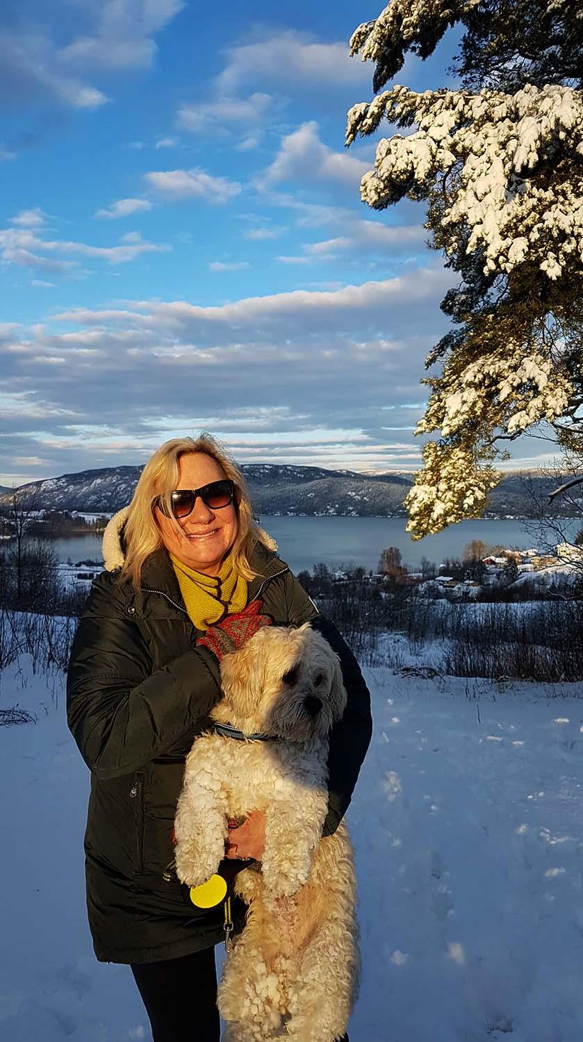 Stavåsen med hunden Teddy i armene. 