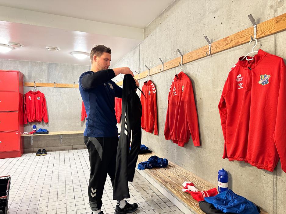 Fotballdrakter henger på knaggene inne i garderoben