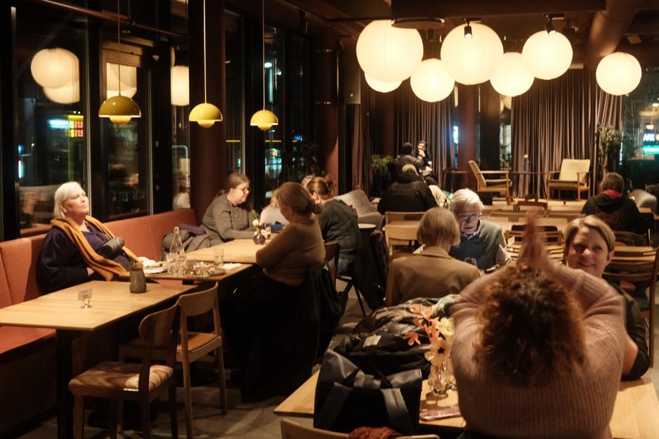 Besøkende som spiser inne på Østensjø Havn