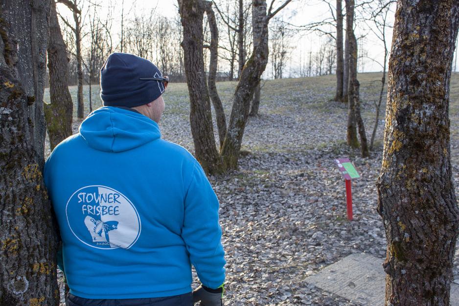 En blå genser med Stovner frisbeeklubb på