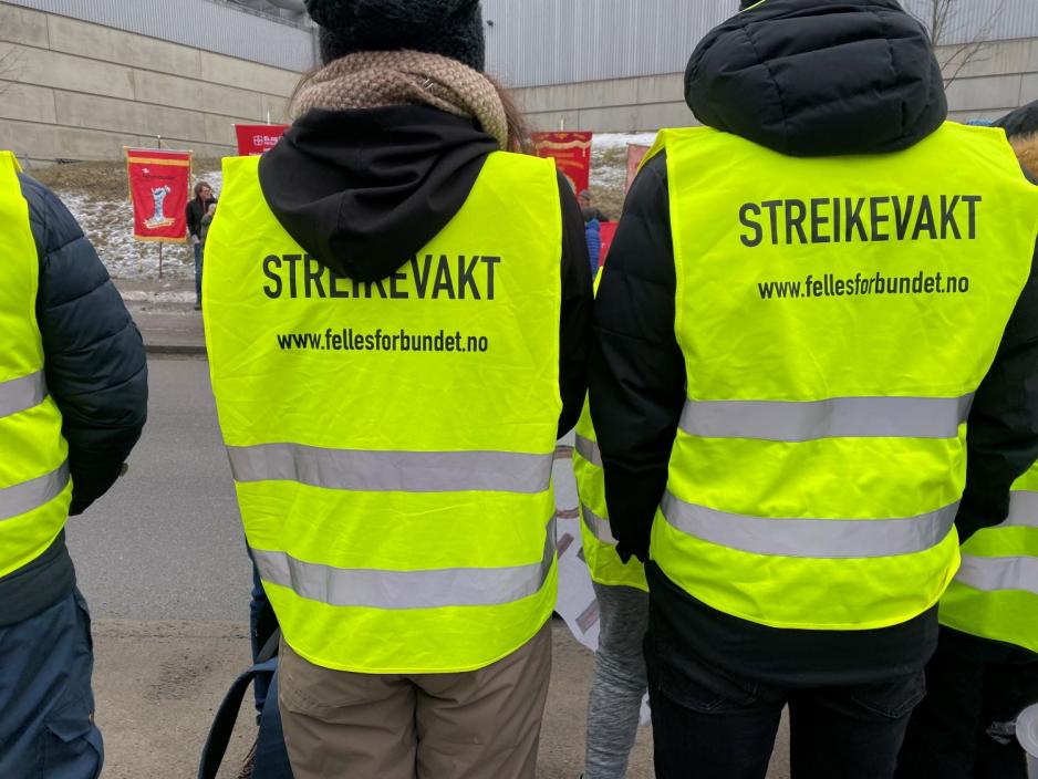 to rygger med refleksvester der det står "streikevakt"