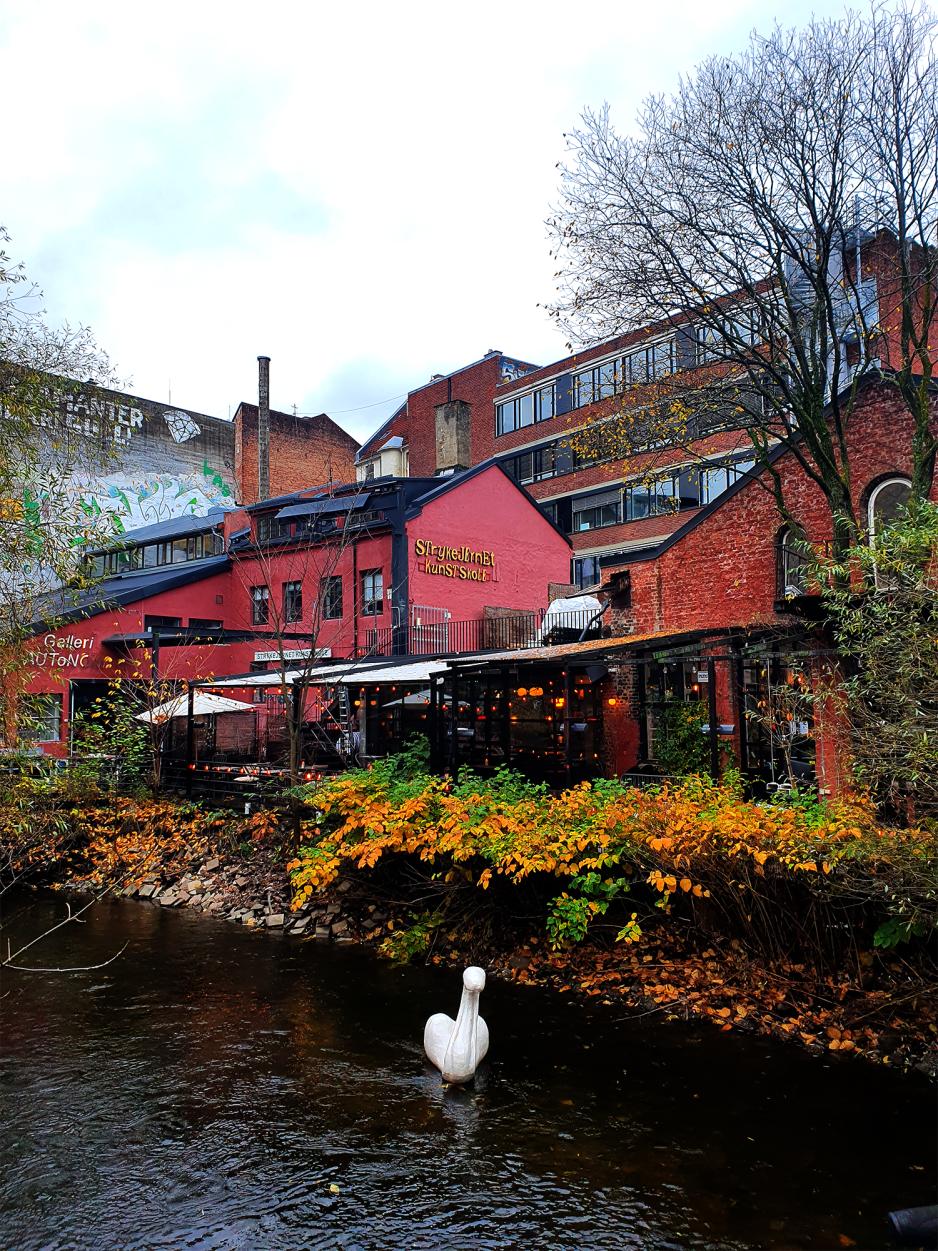 Strykejernet kunstskole og Akerselva.