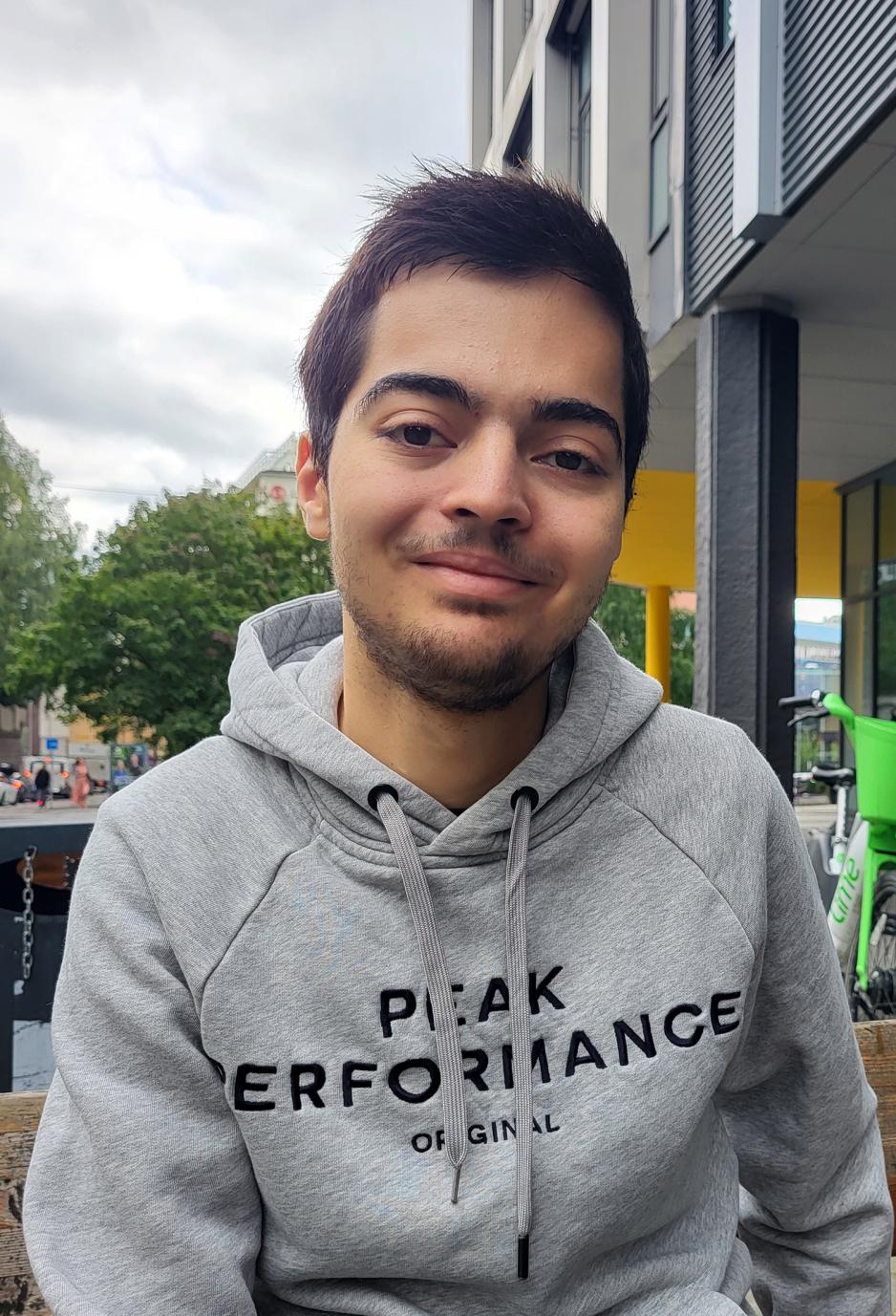 Portrettbilde av student Aram Karim utenfor OsloMet.