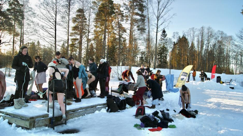 studenter som isbader i sola på sognsvann