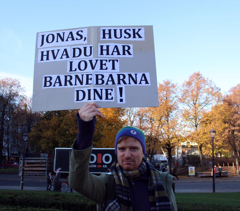 En mann med en plakat om Jonas Gahr Srøre