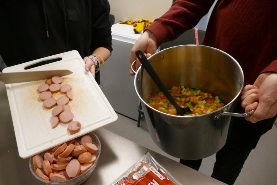 Bildet viser grønnsakssuppe og pølsebiter.