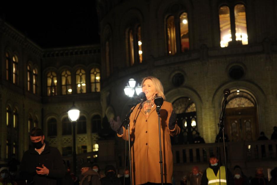 Sylvi Listhaug holder appell foran Stortinget. 