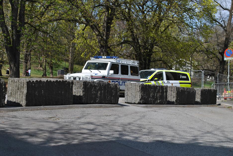 Politibiler utenfor synagogen i Oslo