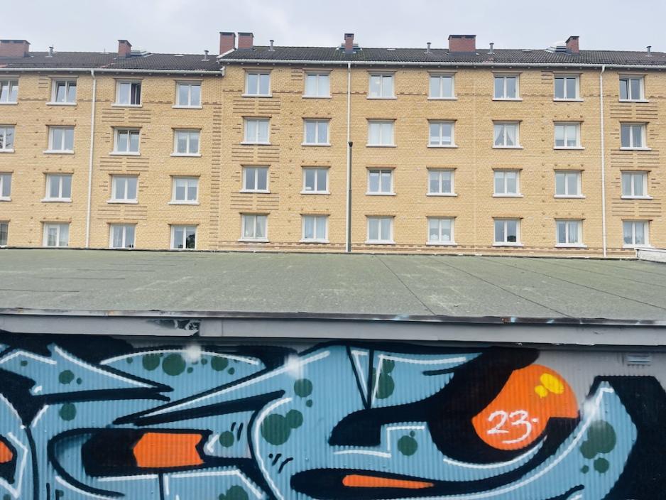 Tagging langs T-banen. I bakgrunn er det boligblokker. 