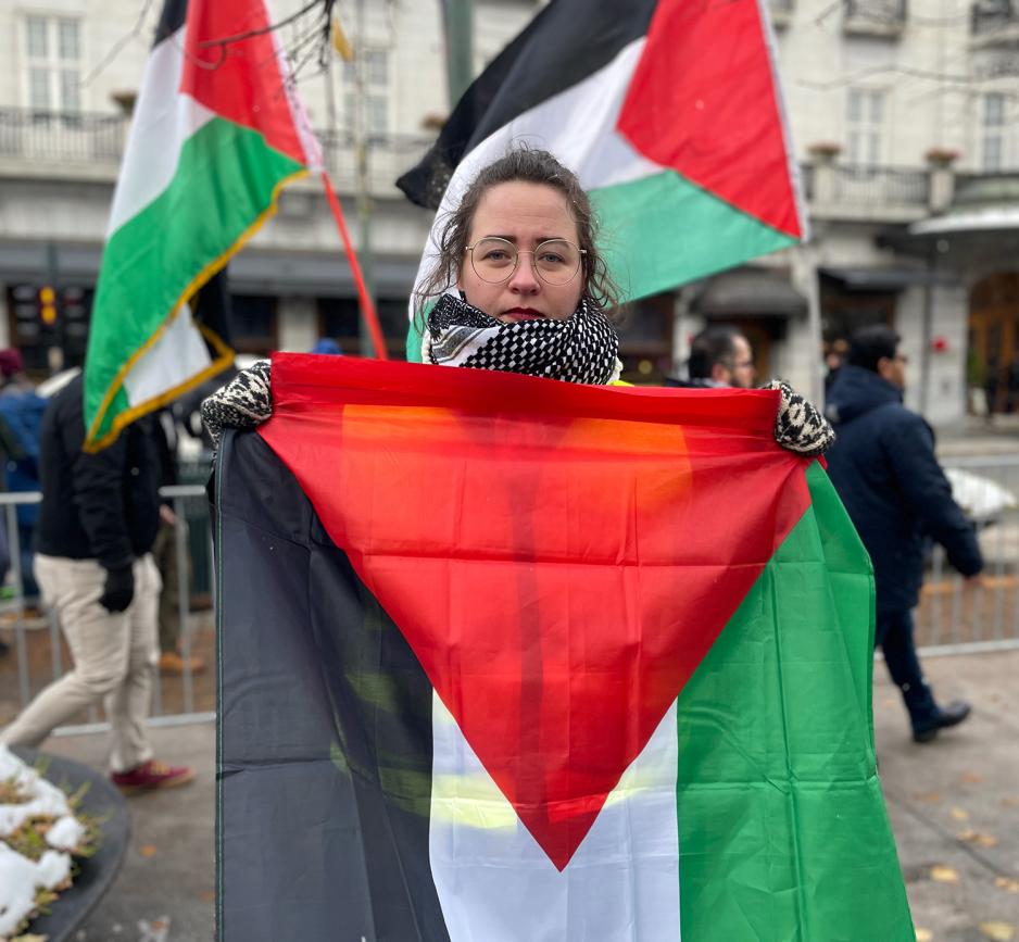 Tale Hammerø Ellingvåg holder Palestina-flagget stolt.