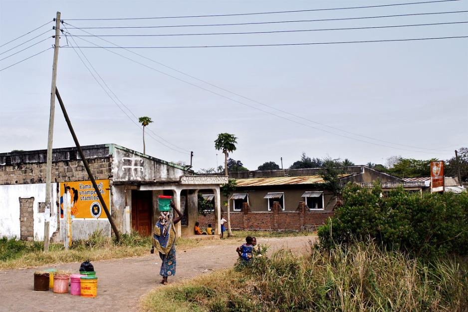 Mennesker i en landsby i Tanzania