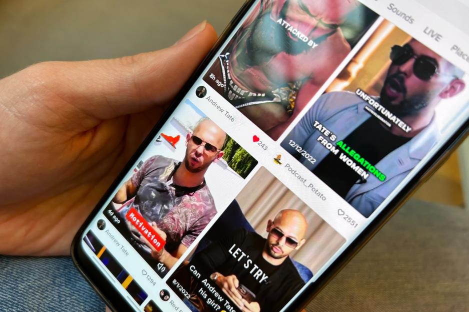Illustrasjonsfoto av en gutt som viser tiktok på mobilen med innhold av Andrew Tate.
