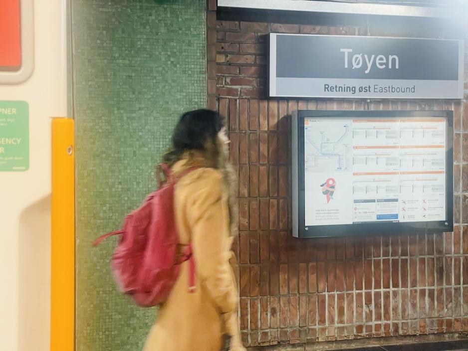 Dame går av T-banen ved Tøyen stasjon