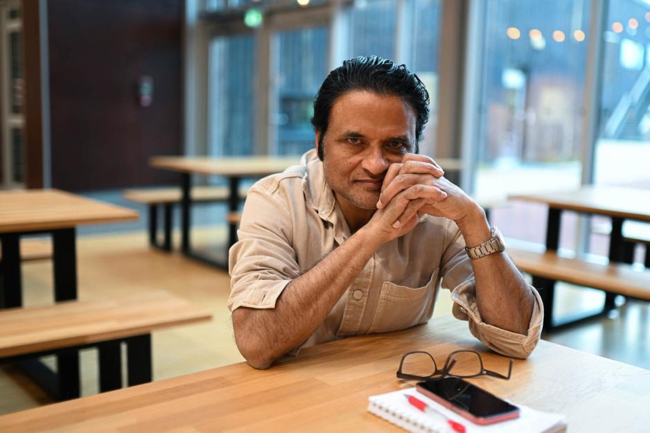 en mann sitter ved et bord