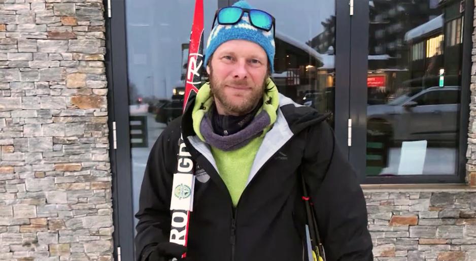 Tor Håvard Kolbu med ski på skuldrene utenfor Beitostølen Aktiv & Skiskole