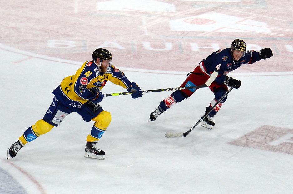 Patrick Thoresen og Mathis Olimb på isen i hver sin gullhjelm