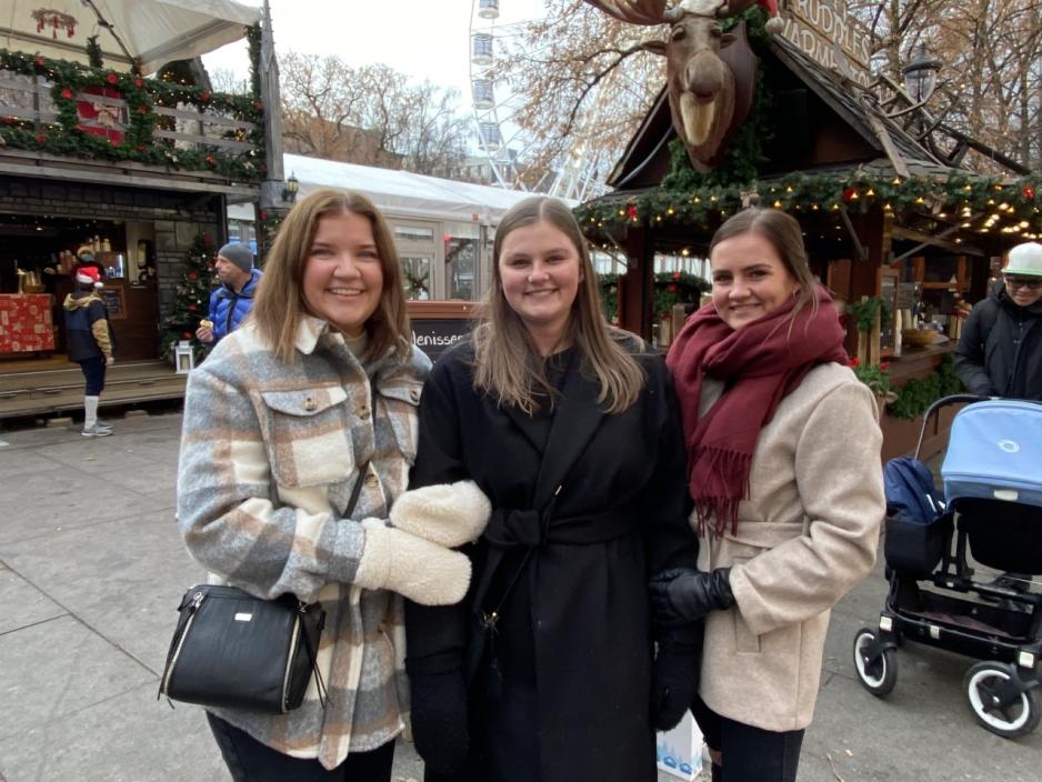 Tre jenter i 20-årene er på julemarked på Karl Johan