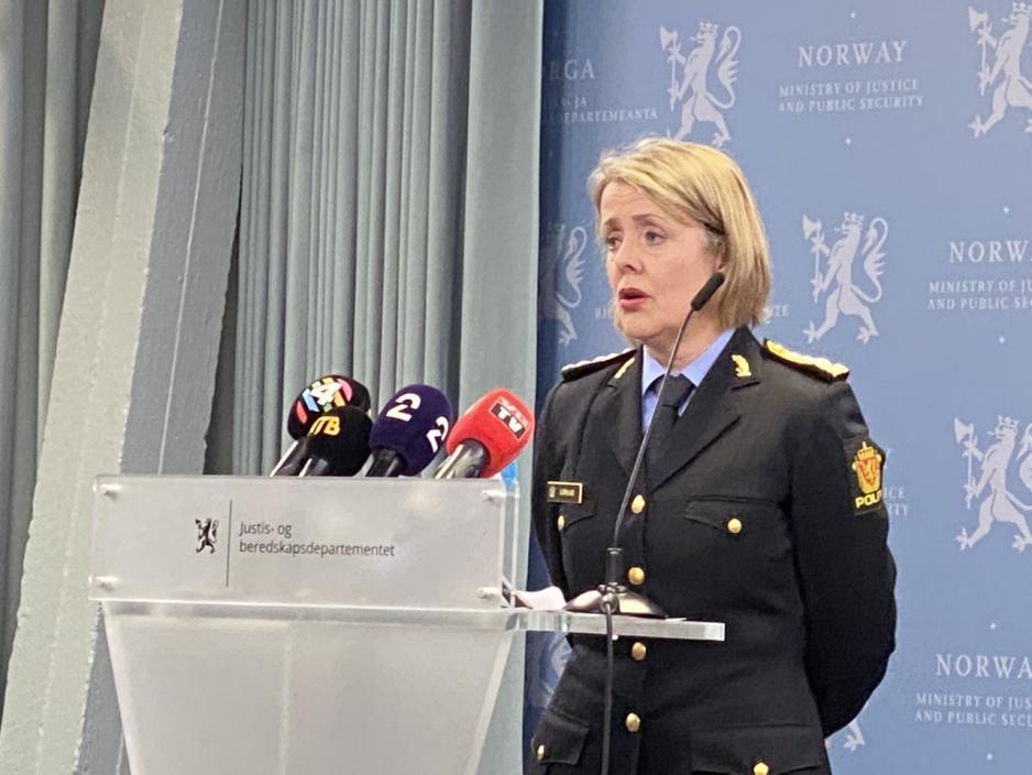 Sjef i politiet, Benedicte Bjørnland står iført blå genser og ser utover pressekonferansen. 