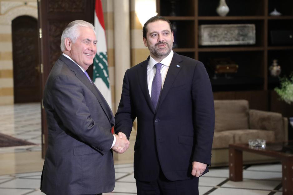 Utenriksminister Rex Tillerson håndhilser med Libanons statsminister Saad Hariri