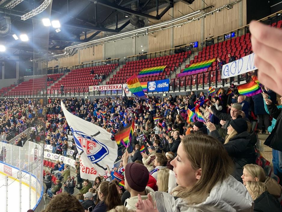 Folk som ser på ishockeykamp.