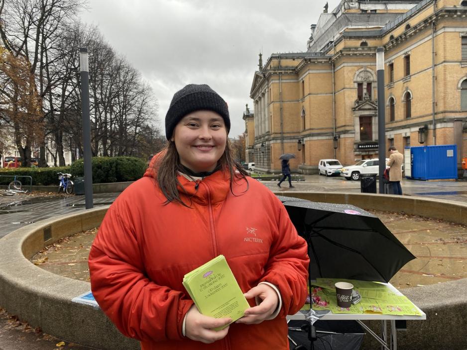 Tina Dale står smilende foran bordet sitt.