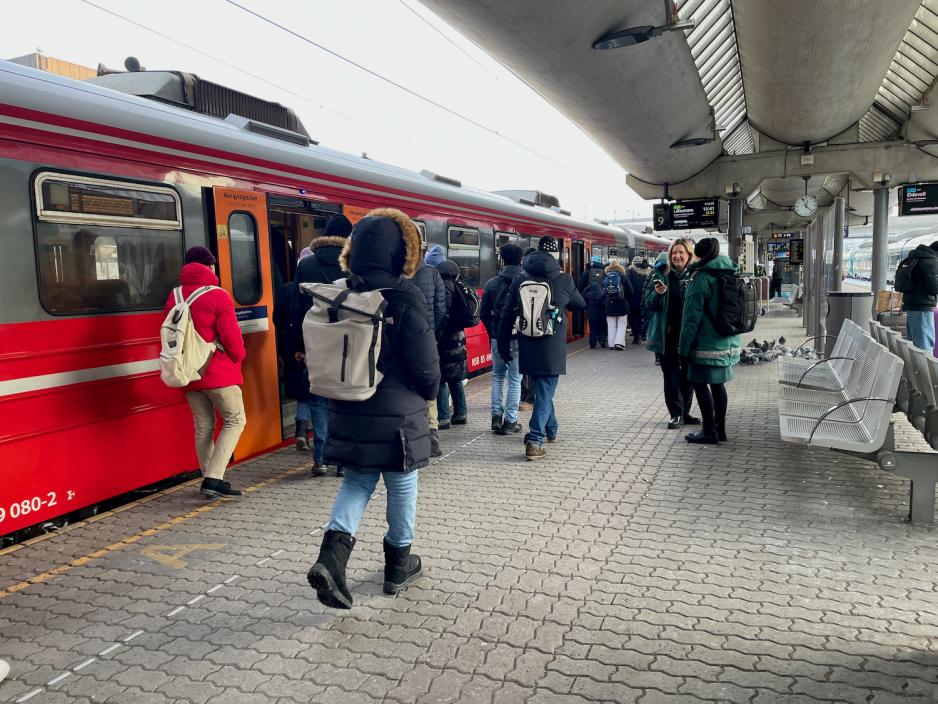 Rødt lokaltog på Oslo S.