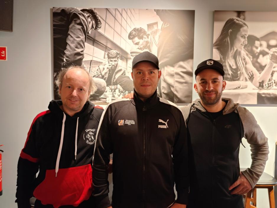 Helge Nordahl, Askild Bryn og Lawrence Trent står foran veggen i The Good Knight bar.