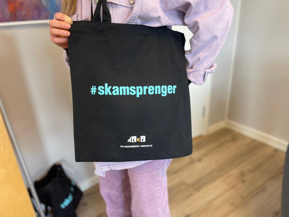 Totebag med teksten: #skamsprenger