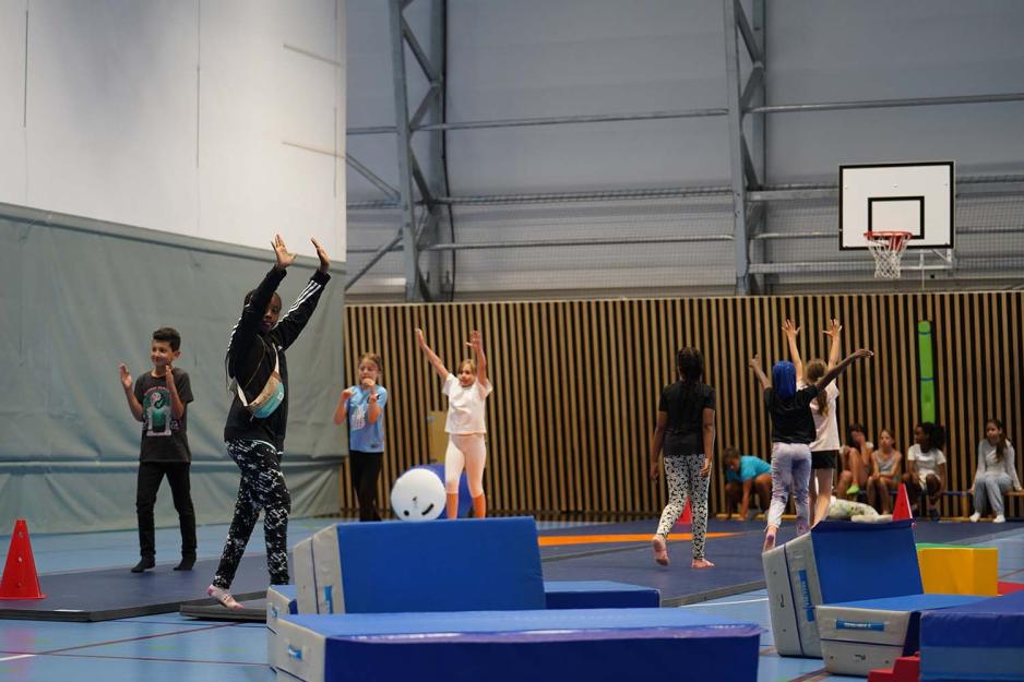 Ungdom spiller basketball i Tøyen Arena