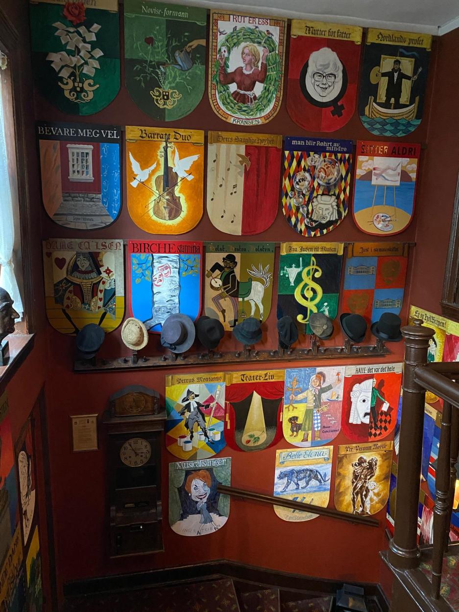 Historiske bilder på veggene på Engebret Café-