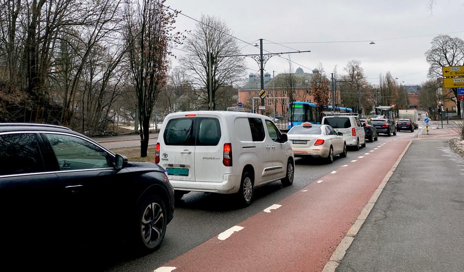 Biler står i kø og venter på grønt lys