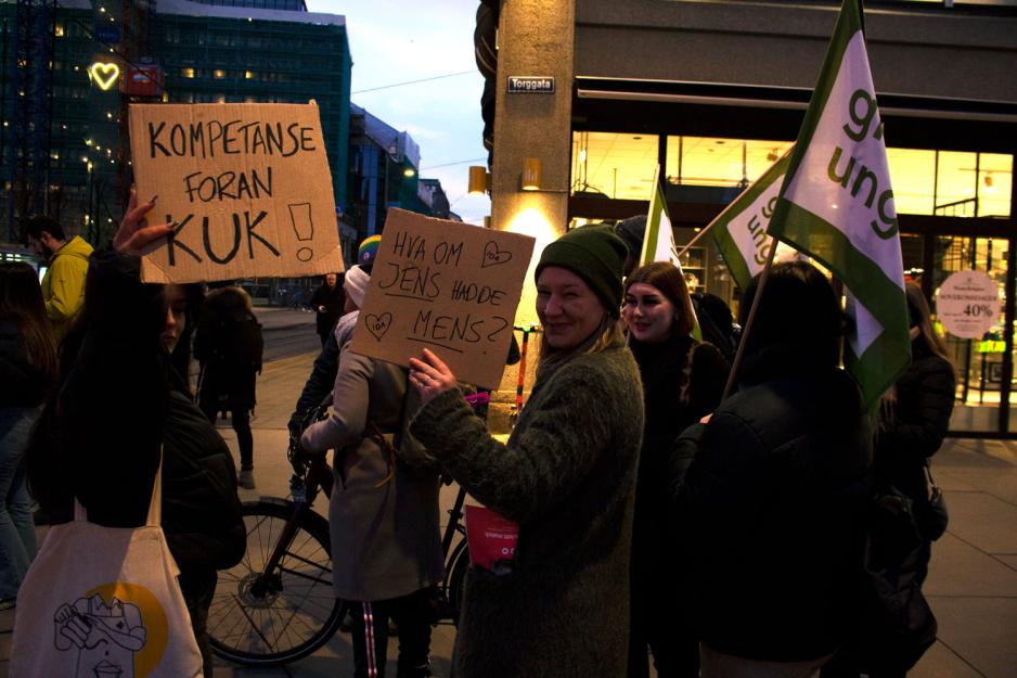 Demonstrantene beveger seg bortover Torggata med godt humør