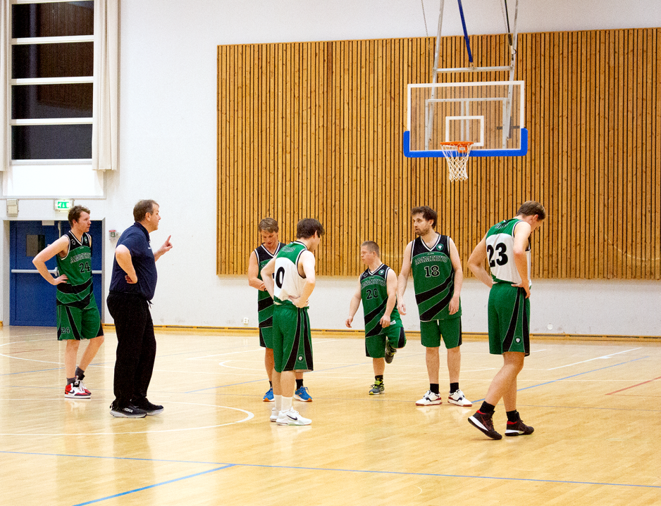 Trener snakker til et basketball-lag