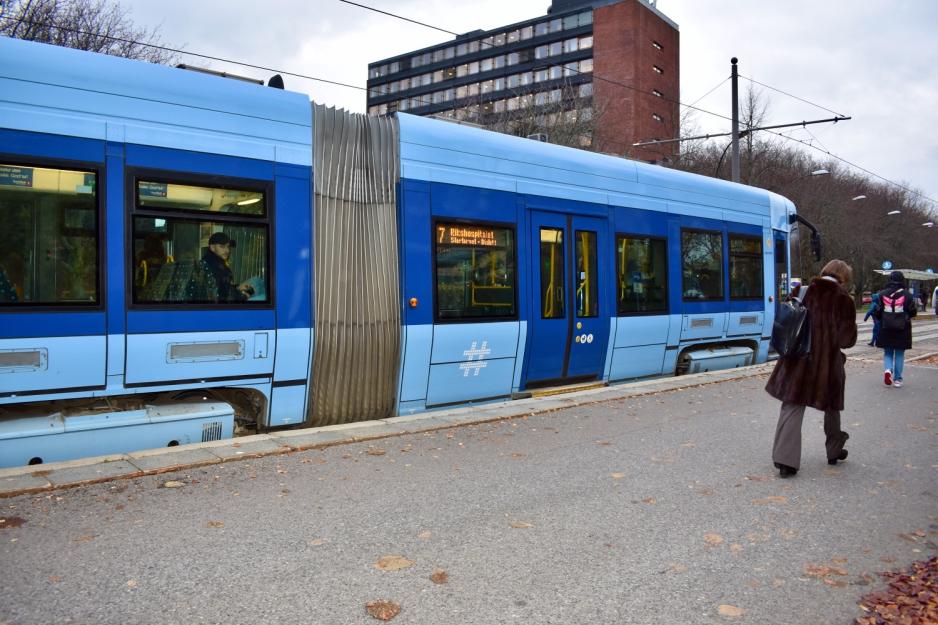 Blå trikk i rute mot Rikshospitalet. Trikken er verken overfylt eller tom. 