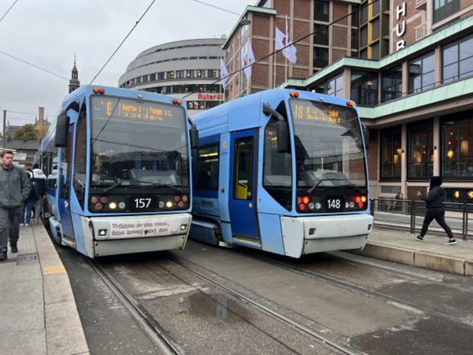 Her ser vi to trikker som møter hverandre i Oslo sentrum.