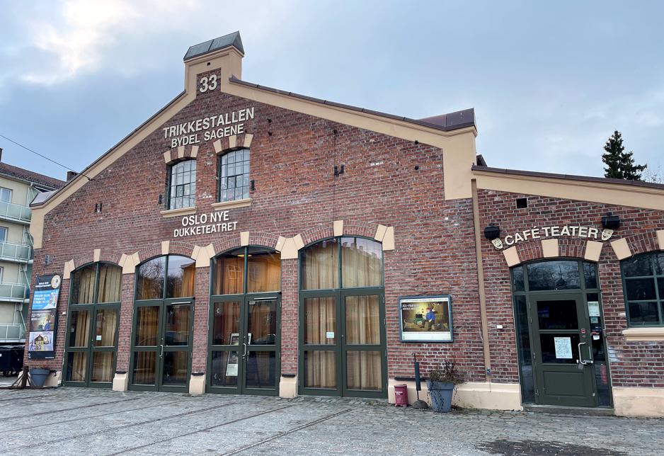 Bildet viser Oslo Nye Trikkestallen fra utsiden. Et stort brunt bygg med store vinduer. 