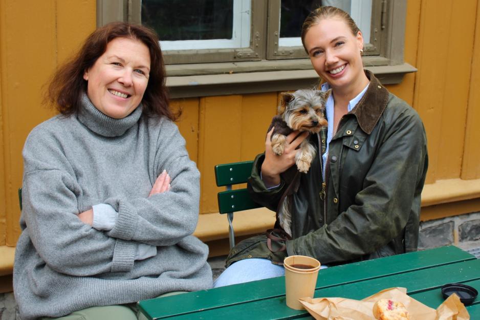 Fotografi av to kvinner som sitter på kafé. 