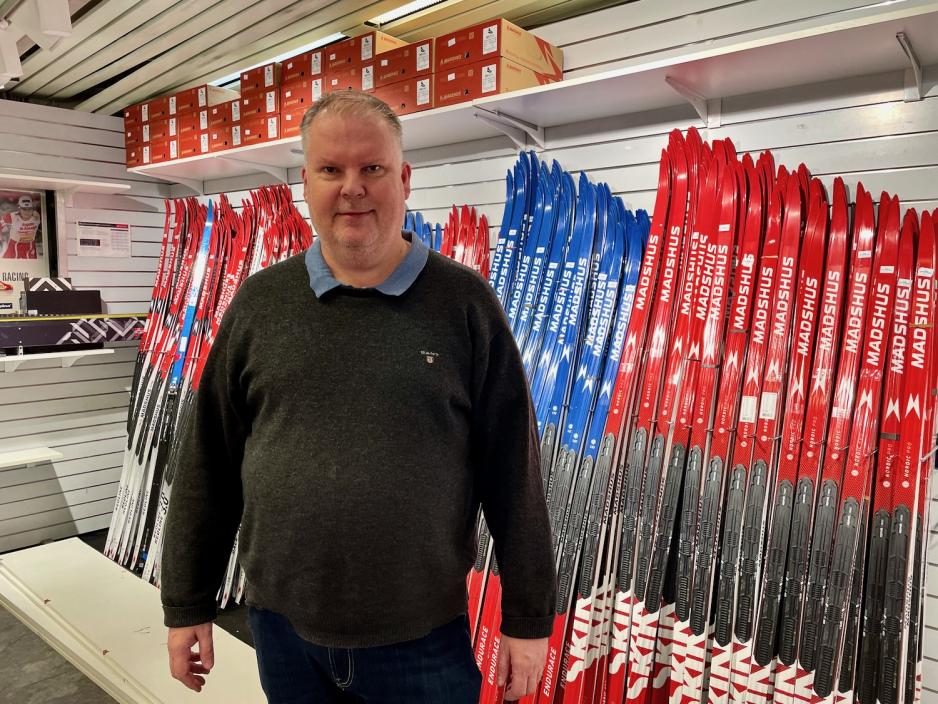 butikksjef trond holth fre oslo sportslager står foran ski