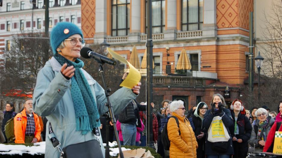 Turid Cordtsen fra norsk pasientforening holder appell under helsebrølet foran Stortinget