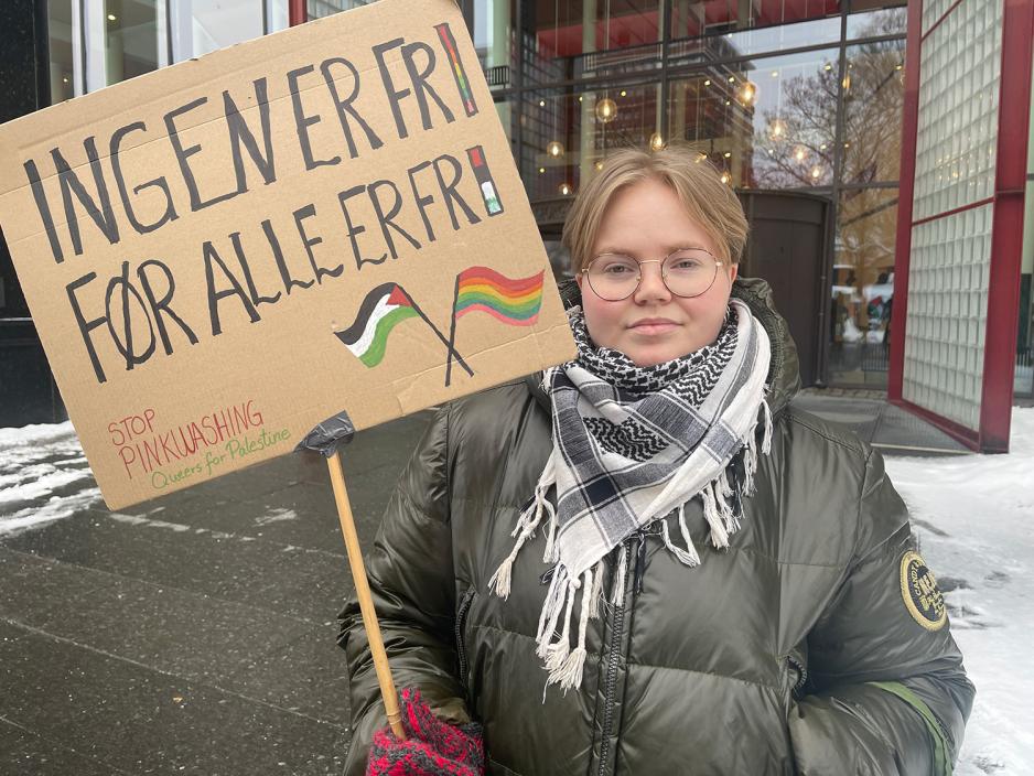 Jente med skilt på studentstreik for Palestina