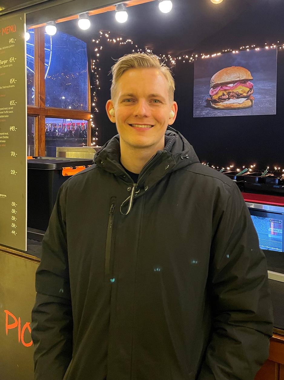 Portrett av Ulfur Gudmundsson utenfor Flamme burger på julemarked