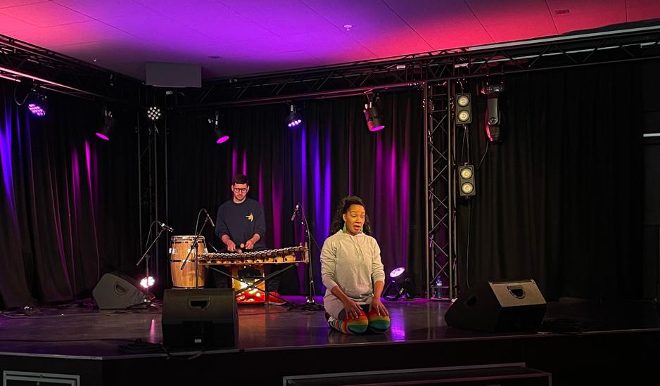 Bildet viser Maria Lotus Karlsen og Xander Crook på scenen på Popsenteret.