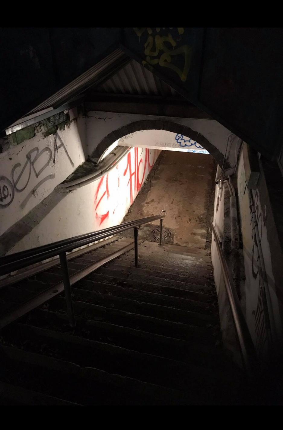 Bilde av trapper ned til undergang ved Harald Hårdrådes plass. Veggene er malt med graffiti.