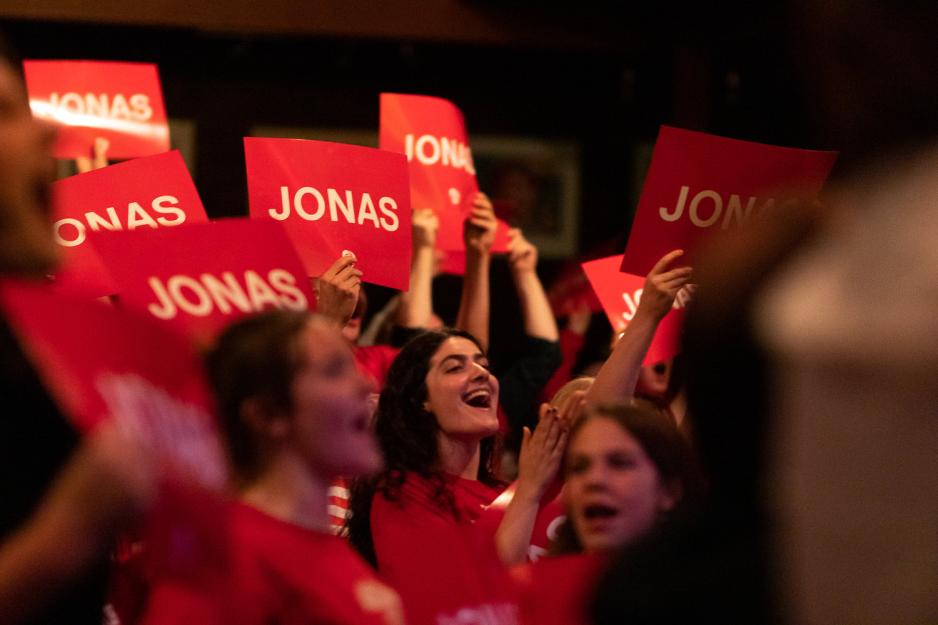 Ungdom fra AUF med "Jonas"-plakat.