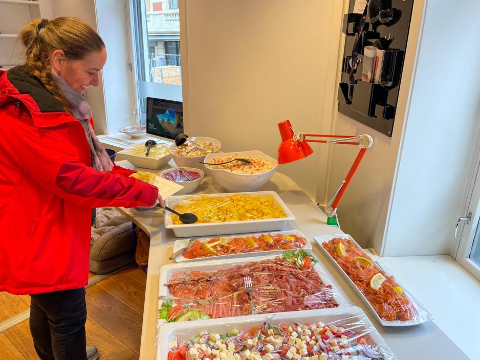 Besøkende Ann Kristin Martinsen forsyner seg fra tapasbordet.