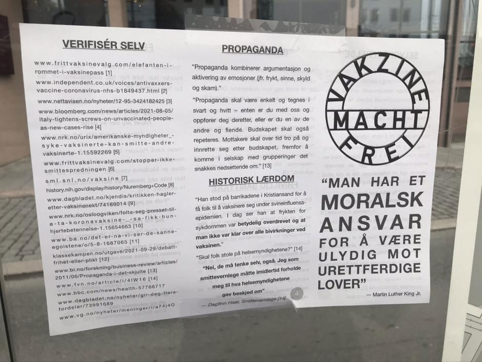 Oppslag der det står "Vakzine Macht Frei"