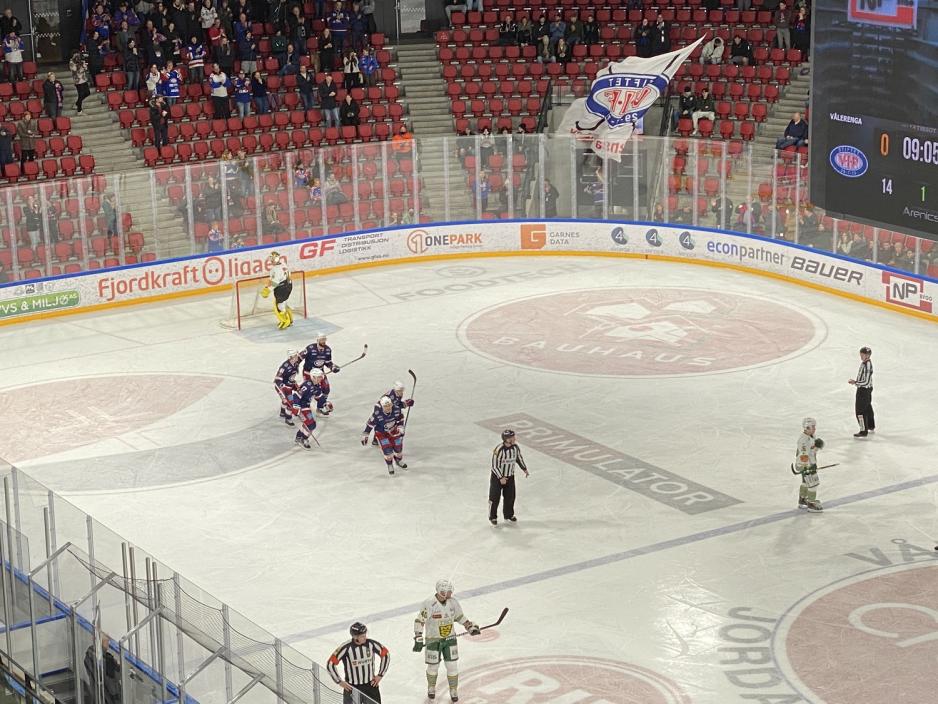 Vålerenga-spillerne feirer scoring