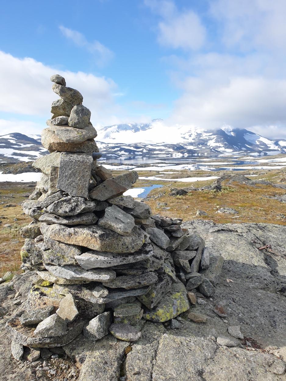 Steinvarde i solskinn på Sognefjellet