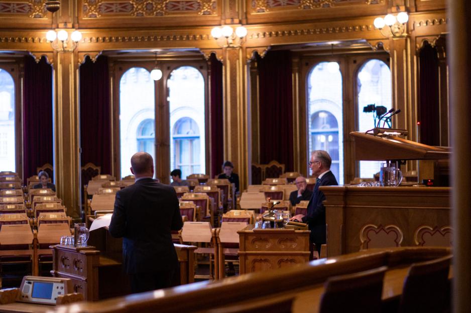 Trygve Slagsvold Vedum og Hans Andreas Limi diiskuterer vedtak om avgiftsfrie matdonasjoner på Stortinget